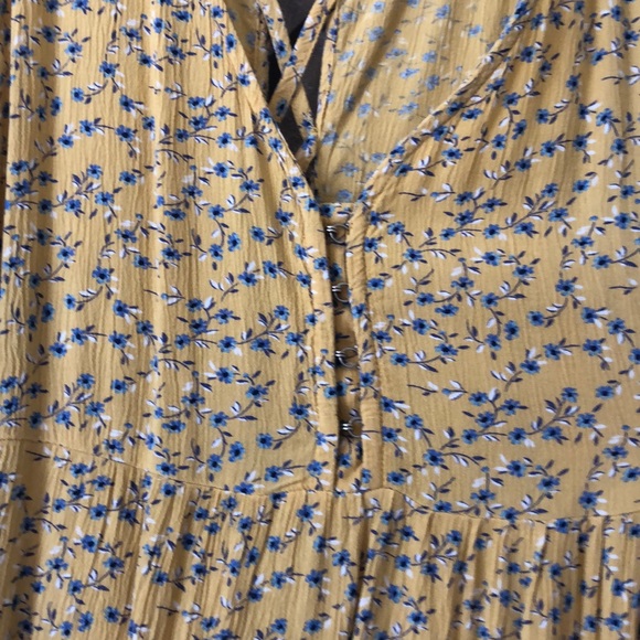 A blouse - Picture 2 of 4